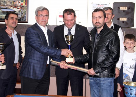 Bilardo şampiyonuna kupasını Uncuoğlu verdi