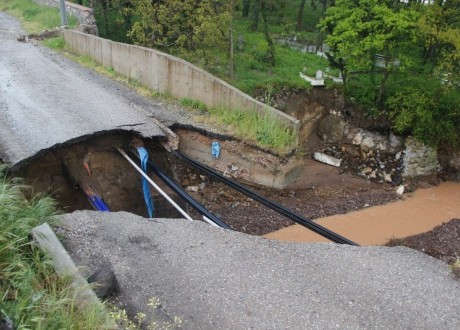 Eşme’de çöken duvar yolu kapattı