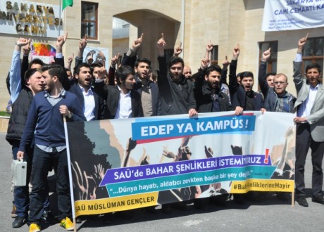 SAÜ'de 'Bahar Şenlikleri' protesto edildi