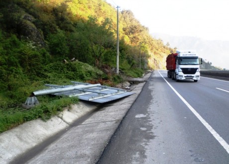 Trafik levhaları yerlerde sürünüyor