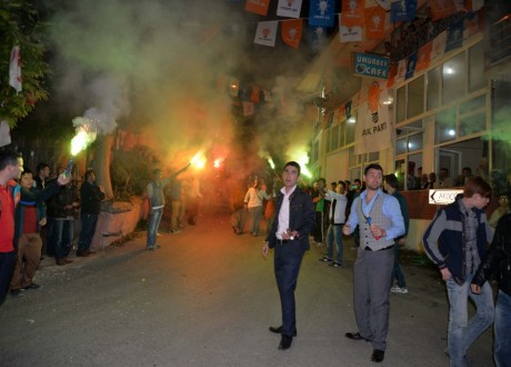 AK Parti’den Umurbey’de gövde gösterisi