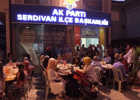 Serdivan AK Parti İlçe'den geleneksel iftar