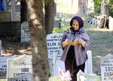 Deprem şehitleri mezarları başında anıldı