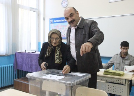 Sakarya'da oy verme işlemi sürüyor
