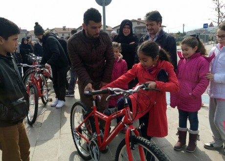 Sofuoğlu'ndan 50 yetim çocuğa bisiklet