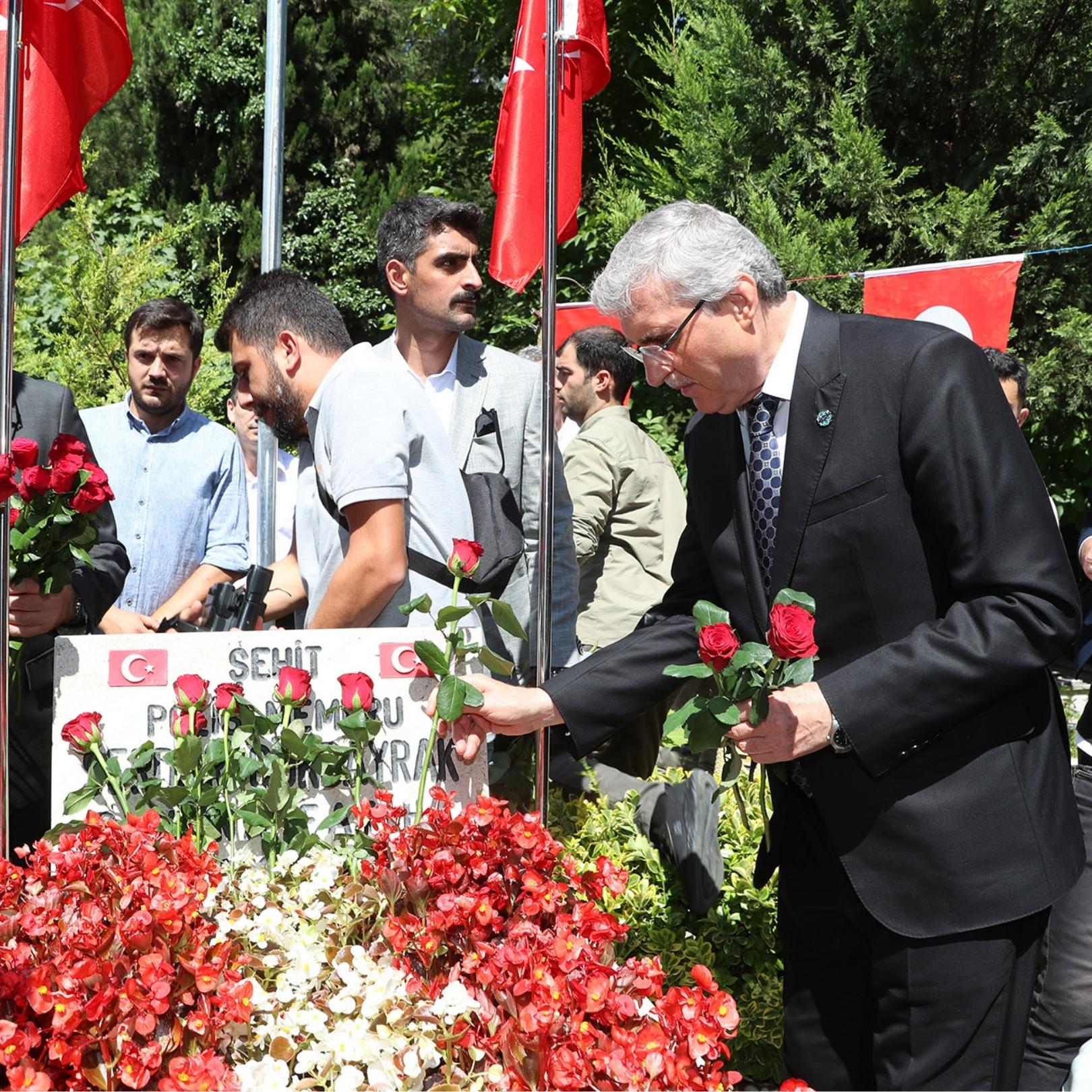 Yüce, 15 Temmuz’da şehidin kabrinde: “Hatıramızdan hiç silinmeyecek