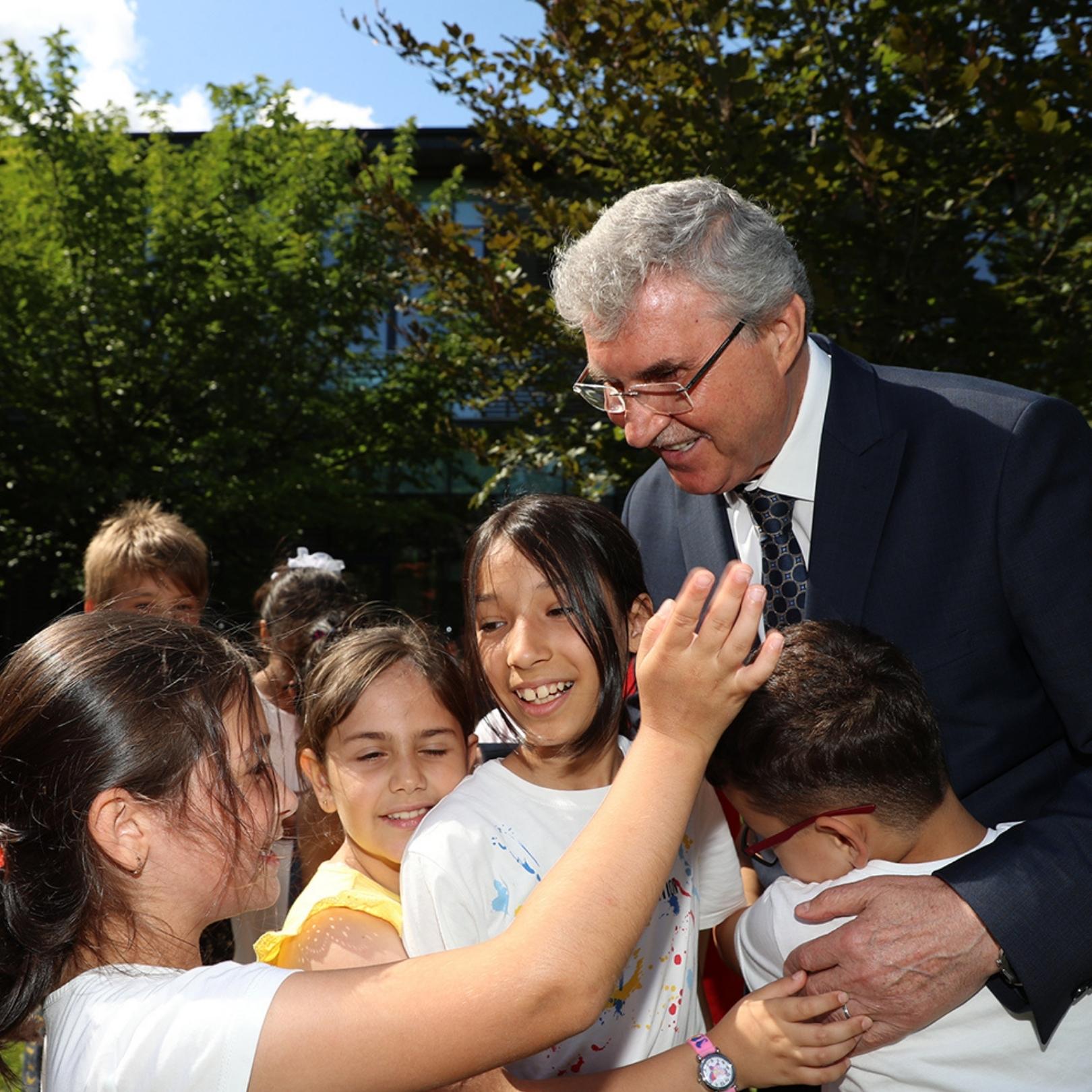 Başkan Yüce eğitimlerin ilk gününde öğrencilerin heyecanını paylaştı