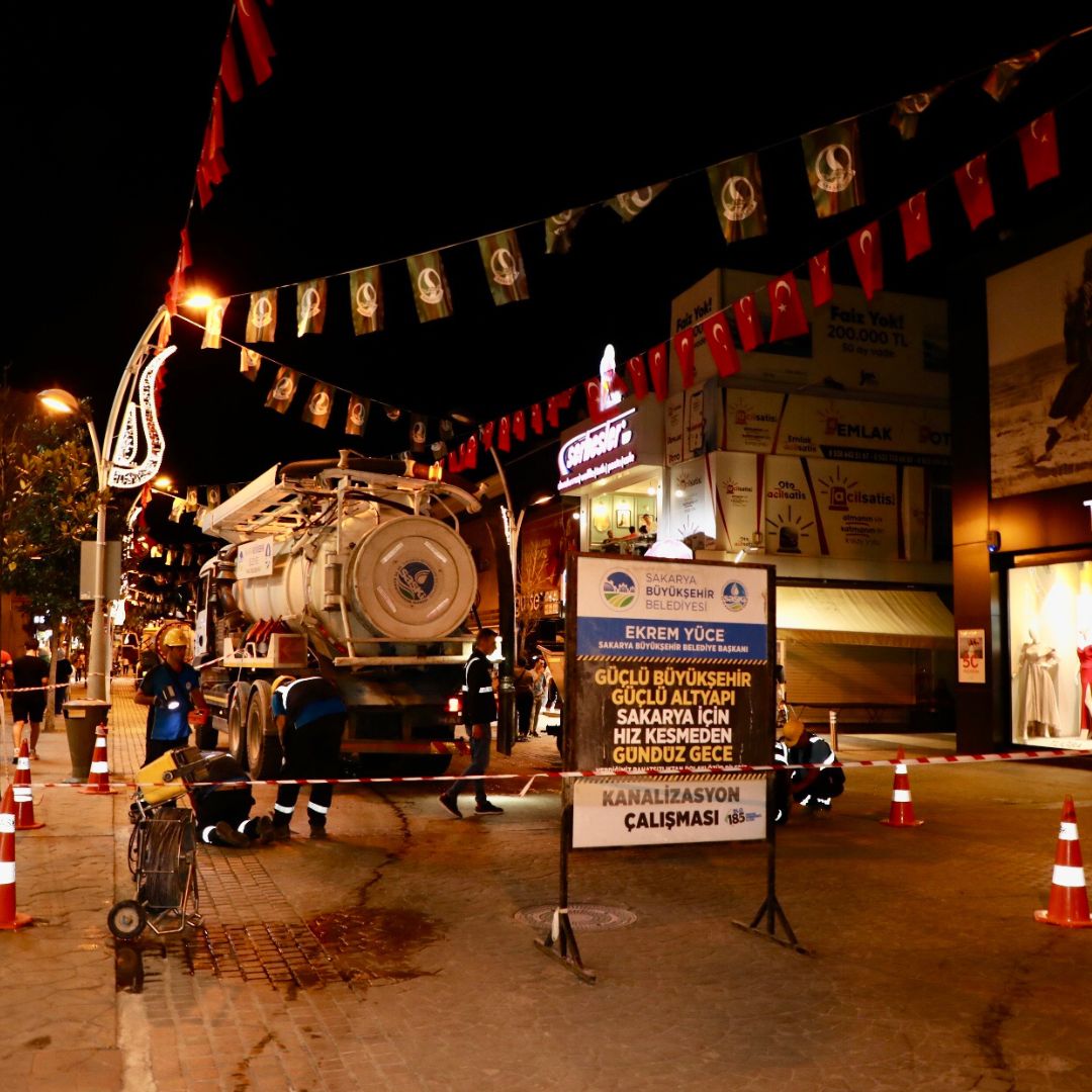 Büyükşehir'den gece mesaisi: Çark Caddesi’nde hummalı çalışma