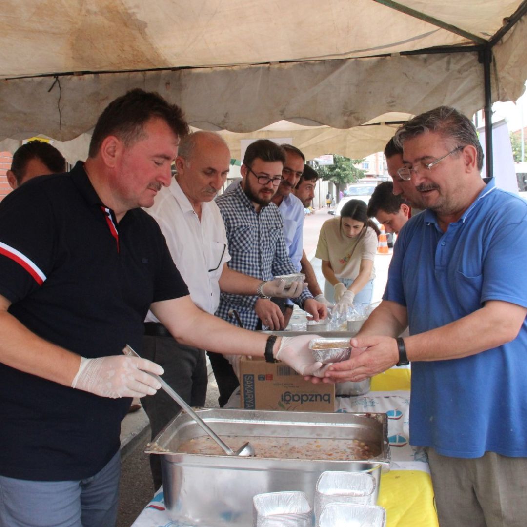 Ferizli’de Cumhur İttifakı Vatandaşlara Aşure İkram Etti