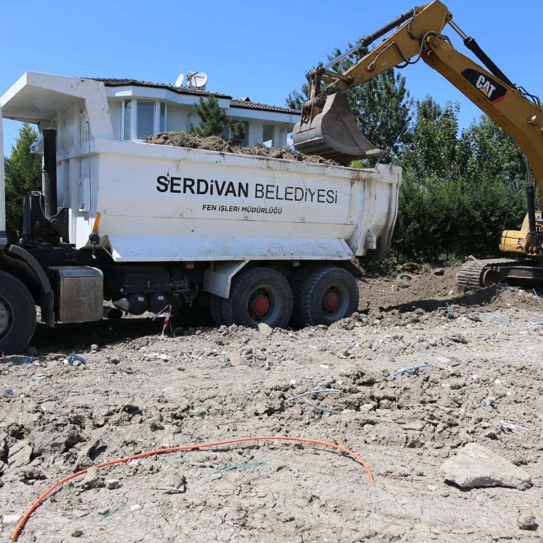 Serdivan Belediyesi Yol Ağını Güçlendiriyor