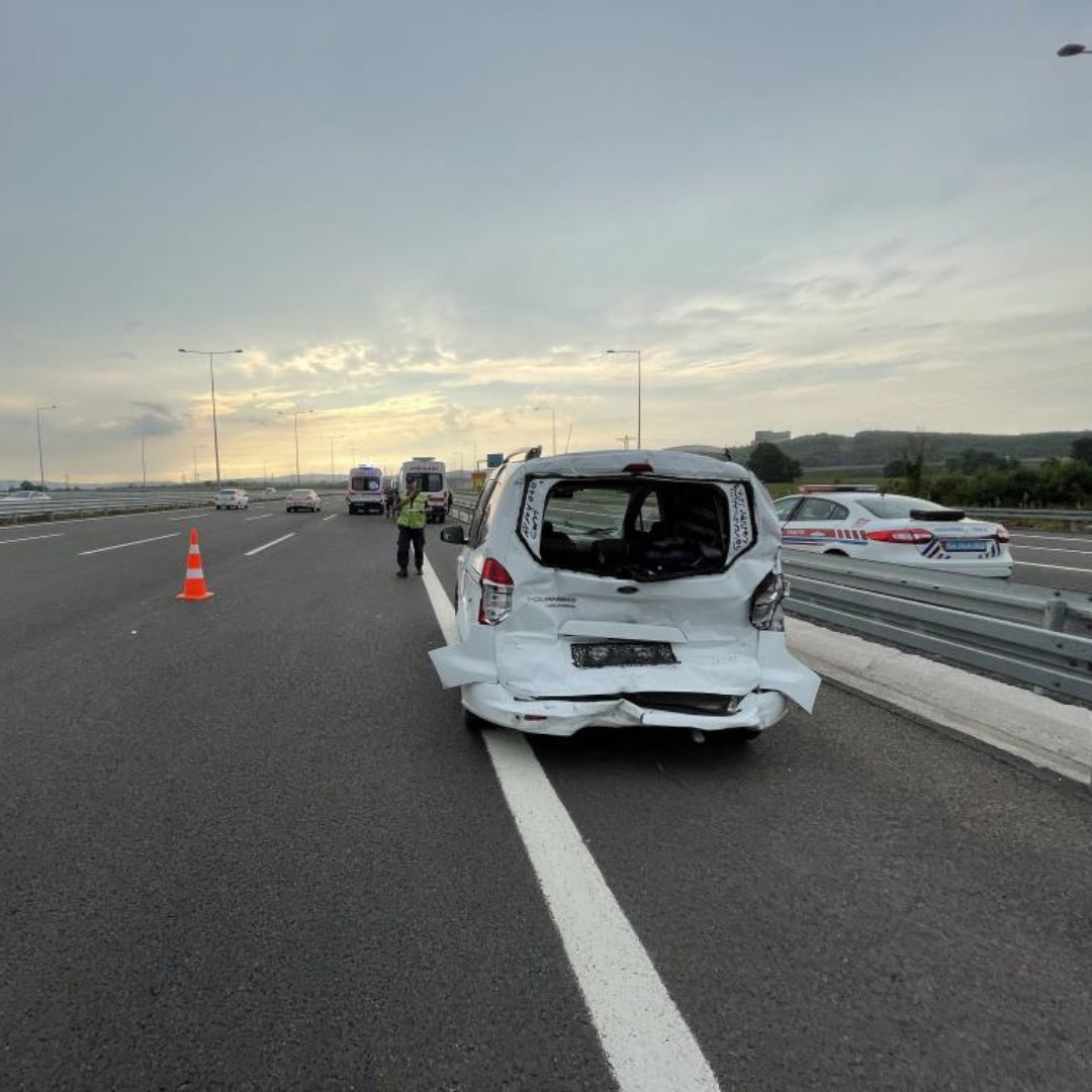 Kuzey Marmara Otoyolu’nda tır ile ticari araç çarpıştı: 7 yaralı