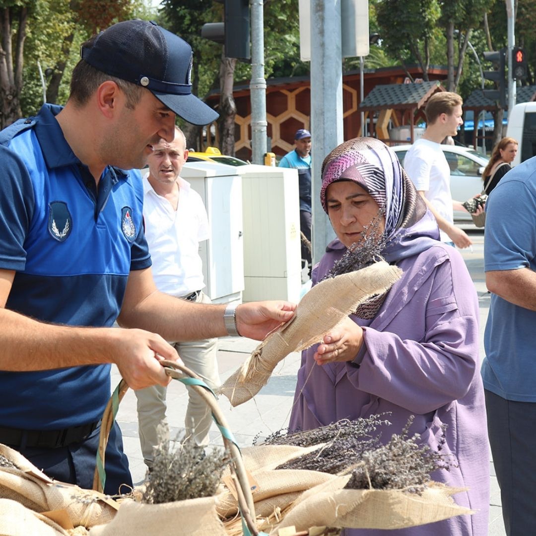 Zabıta teşkilatından esnaf ve vatandaşlara jest