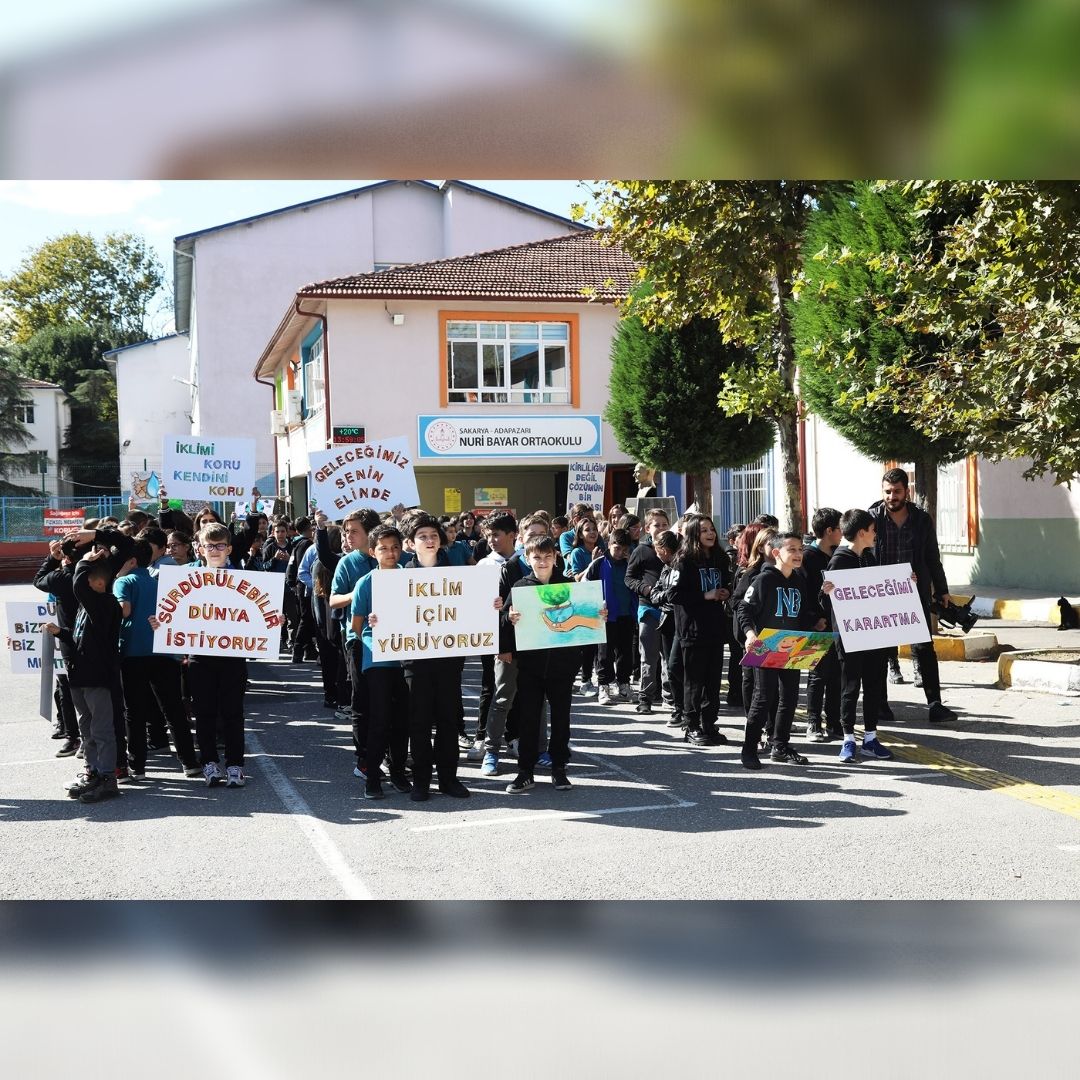 Büyükşehir ekibi ve öğrenciler Çark Caddesi’nde yürüdü: “Dünya tehdit altında ve bunu değiştirebilir