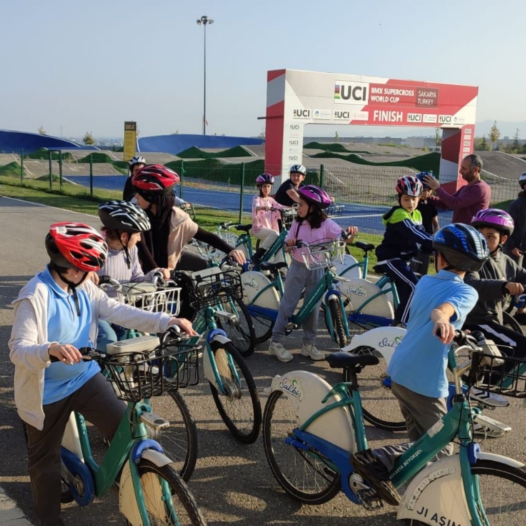 Çocuklar Ayçiçeği Bisiklet Vadisi’nde eğlenirken öğrendi