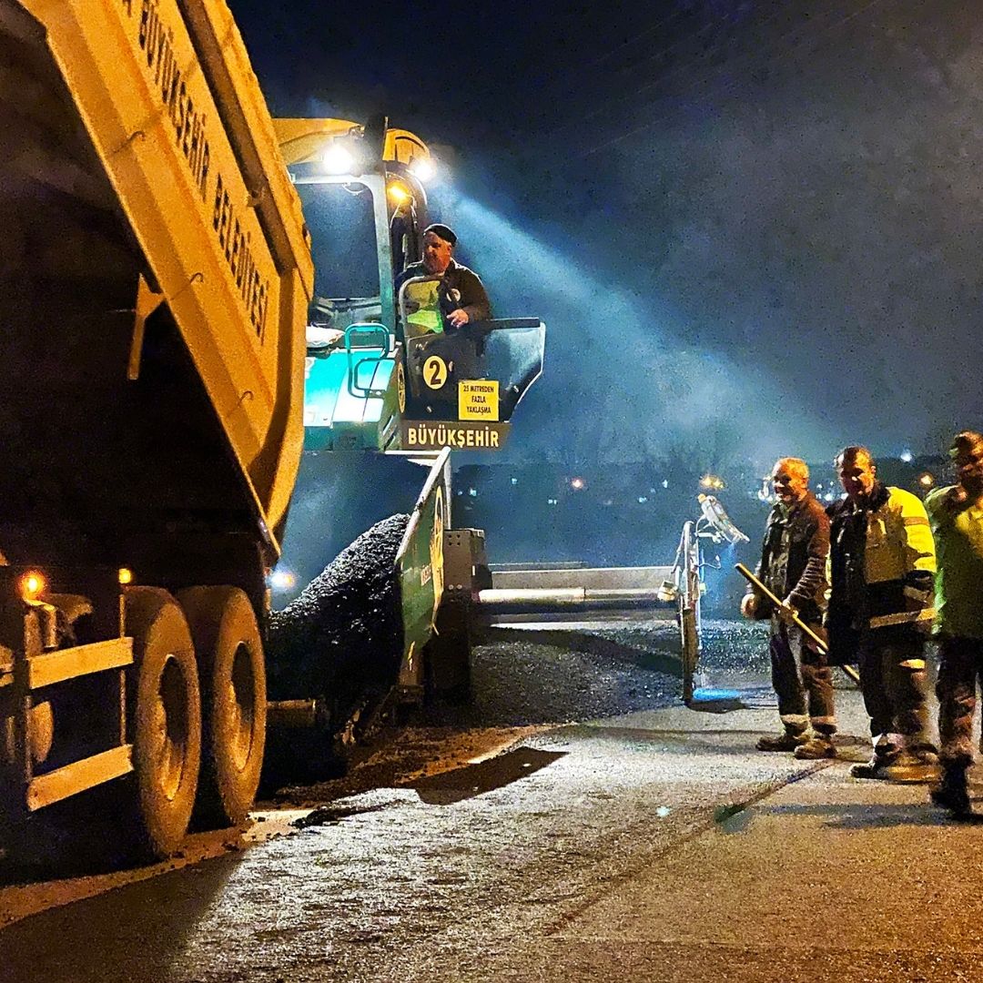 Büyükşehir gece mesaisinde: Asfaltlanmamış yol kalmayacak