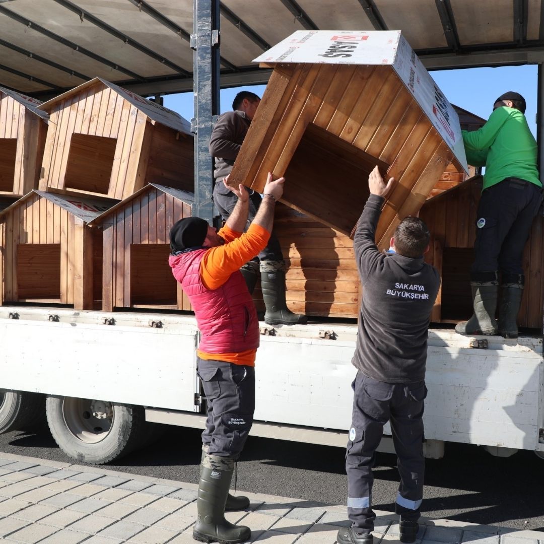 Büyükşehir’in hayvan bakımevine mama kabı ve kulübe desteği