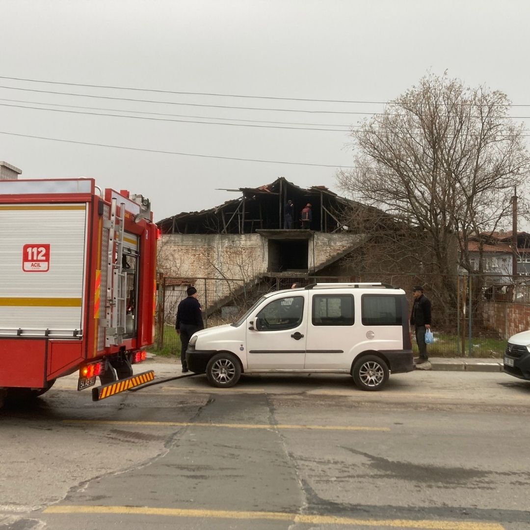 Sakarya’da metruk binada yangın