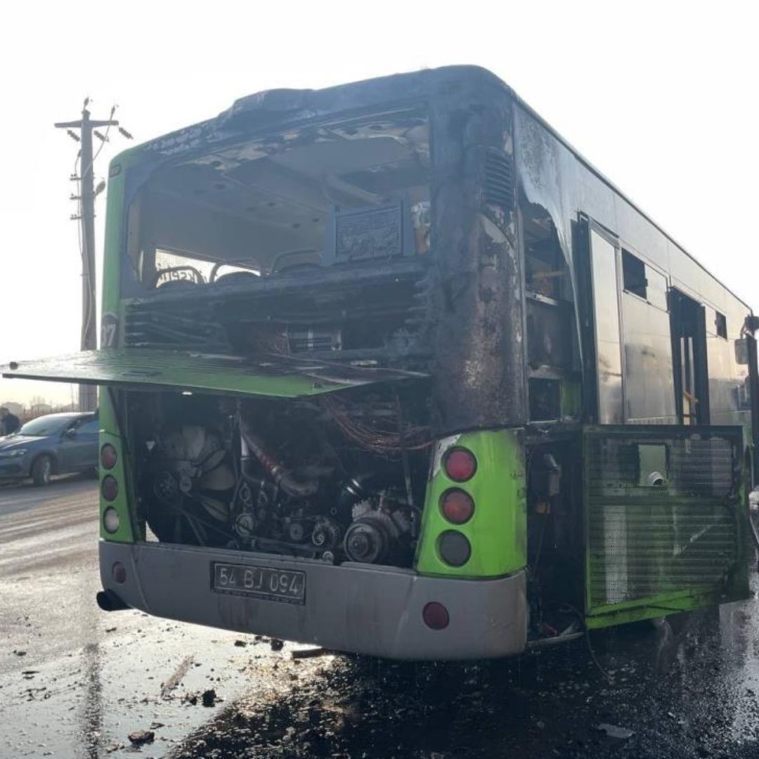 Belediye otobüsünün motor kısmında çıkan yangın söndürüldü