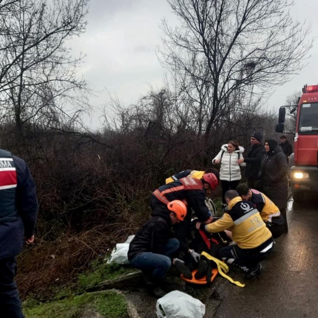 Otoyolda otomobil şarampole yuvarlandı: 3 yaralı