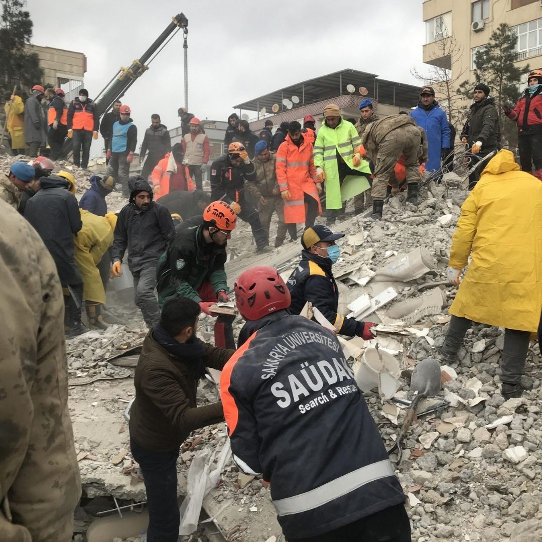 Sakarya Üniversitesinden Deprem Bölgesindeki Arama Kurtarma Faaliyetlerine Destek