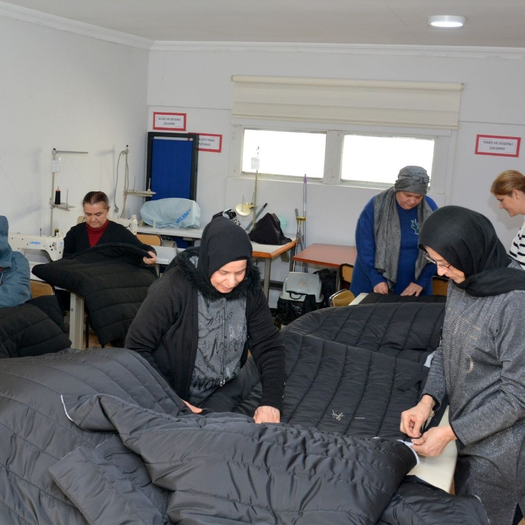 Erenler Halk Eğitimi Merkezi, depremzedeleri uyku tulumlarıyla soğuktan koruyacak