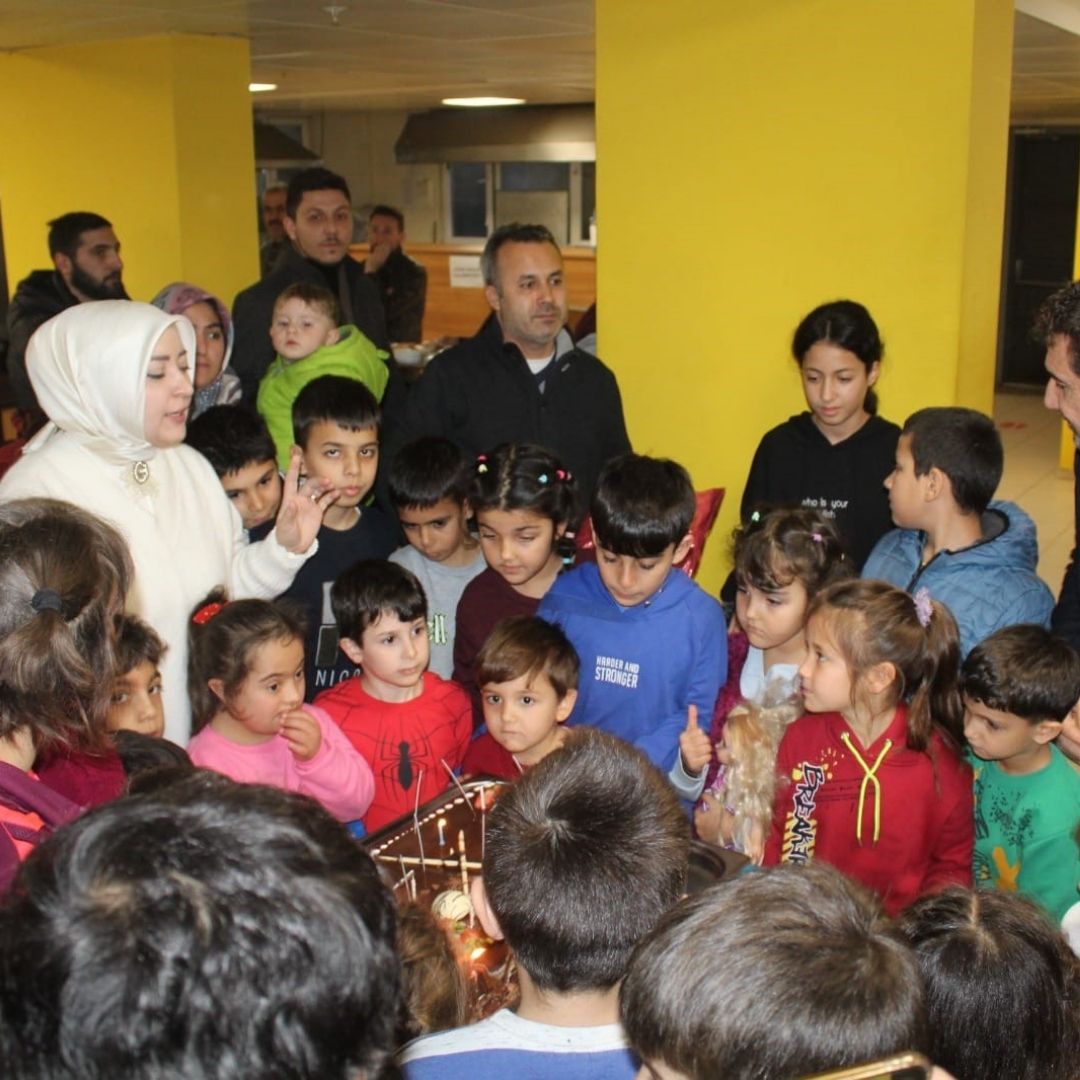 Depremzede ailelerin doğum günleri kutlandı, pasta kesildi