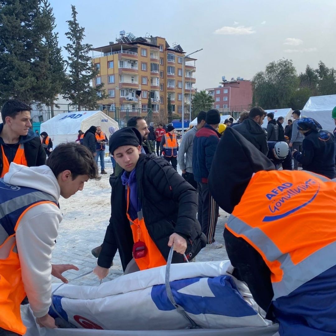 Ekipleri enkazda, gönüllüleri vatandaşın yanında