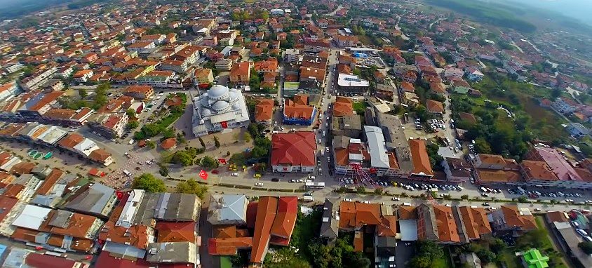 Mahalle meydanında odun kırma seferberliği