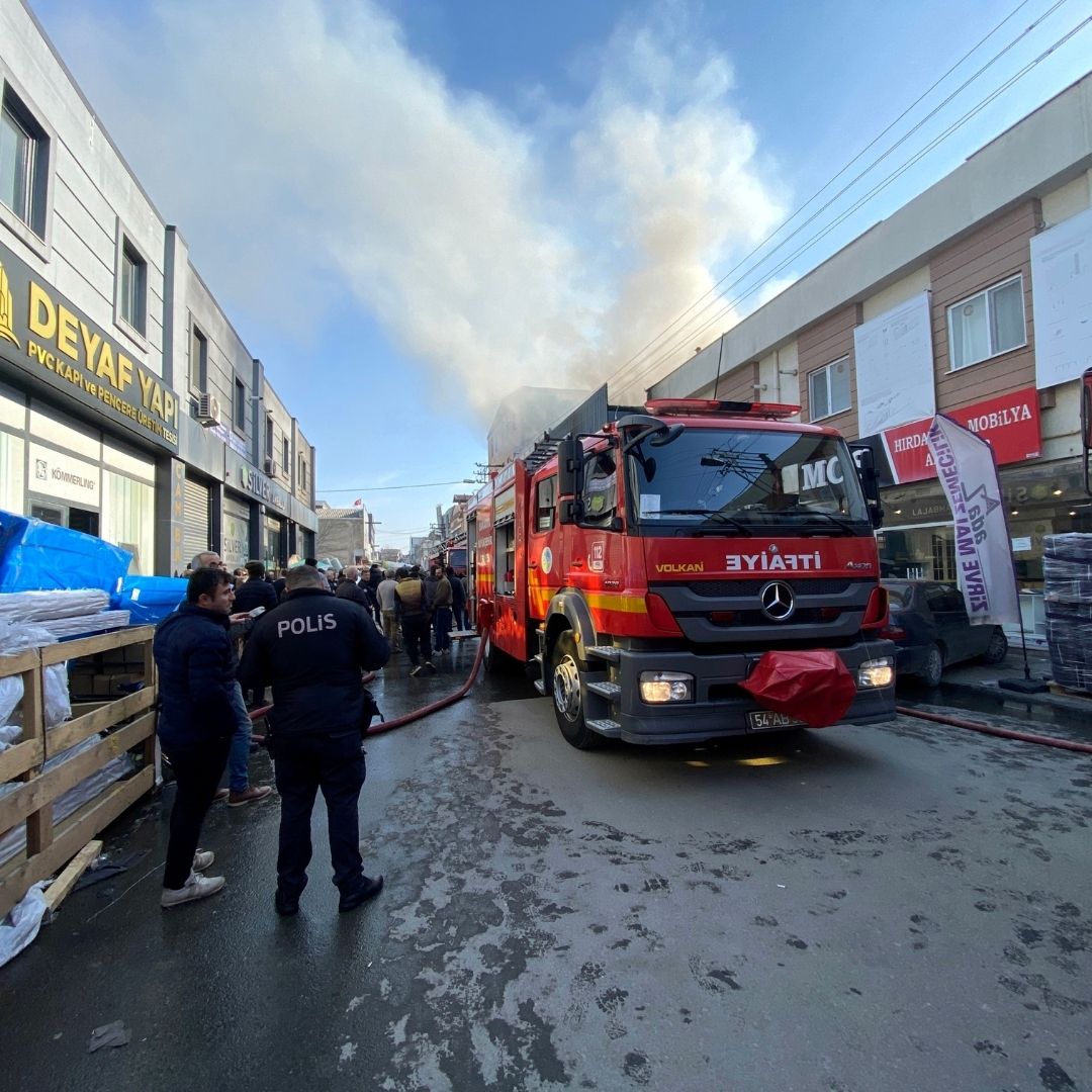 Sakarya’da Mobilyacılar Çarşısında korkutan yangın