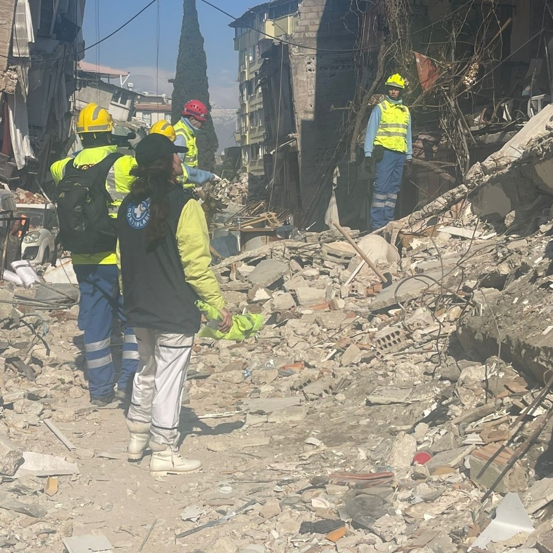 DÜNYA DOKTORLARI’NDAN   DEPREM BÖLGESİNE İLK YARDIM DESTEĞİ