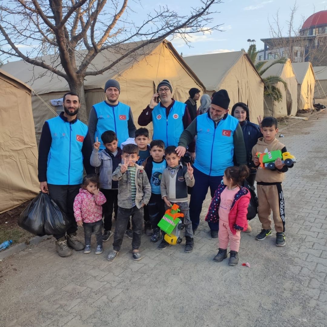 MÜSİD Sakarya Şubesi Kahramanmaraş’ta kurdukları oyun çadırı ile depremzede çocuklara moral verdi.