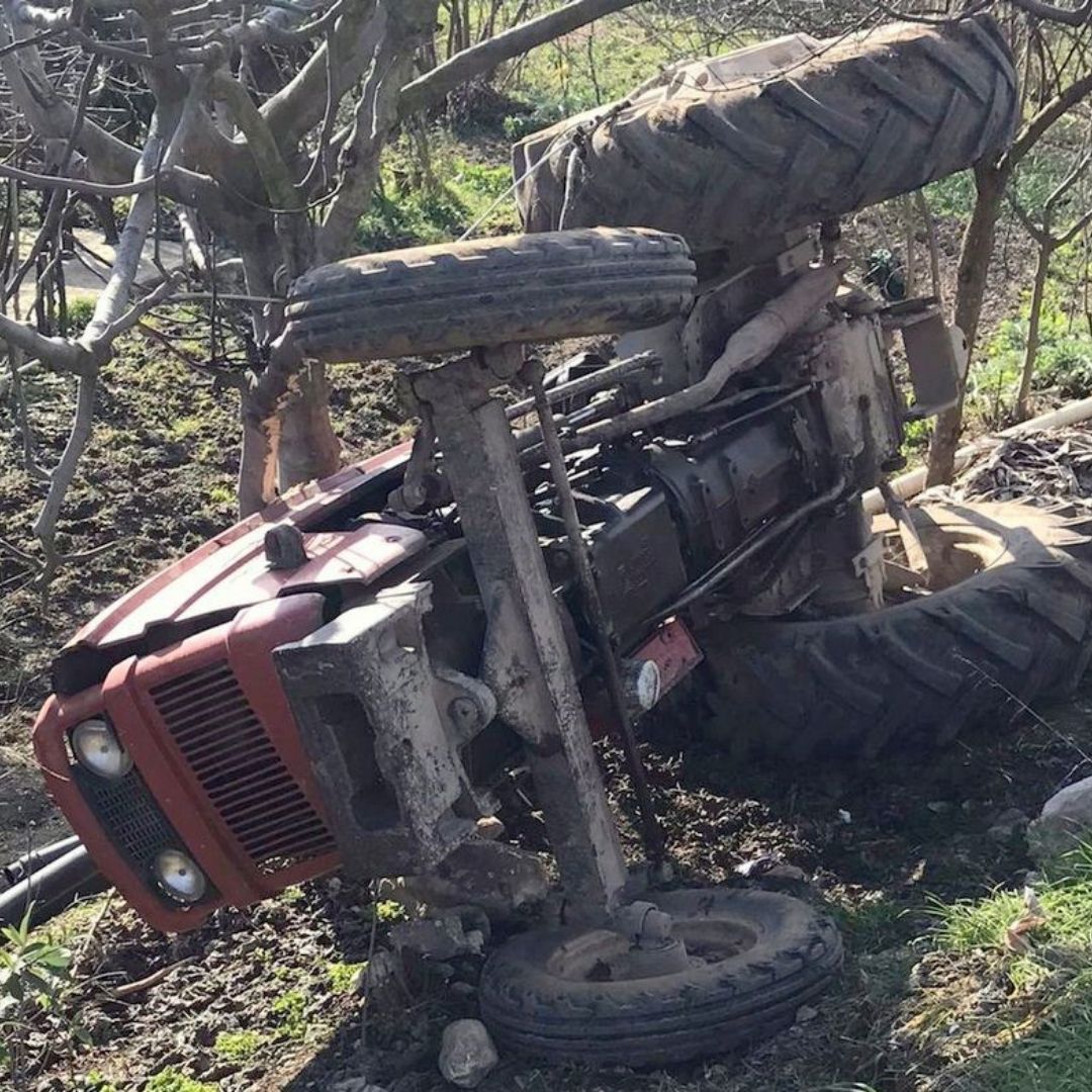 Sakarya’da traktör devrildi: 1 yaralı