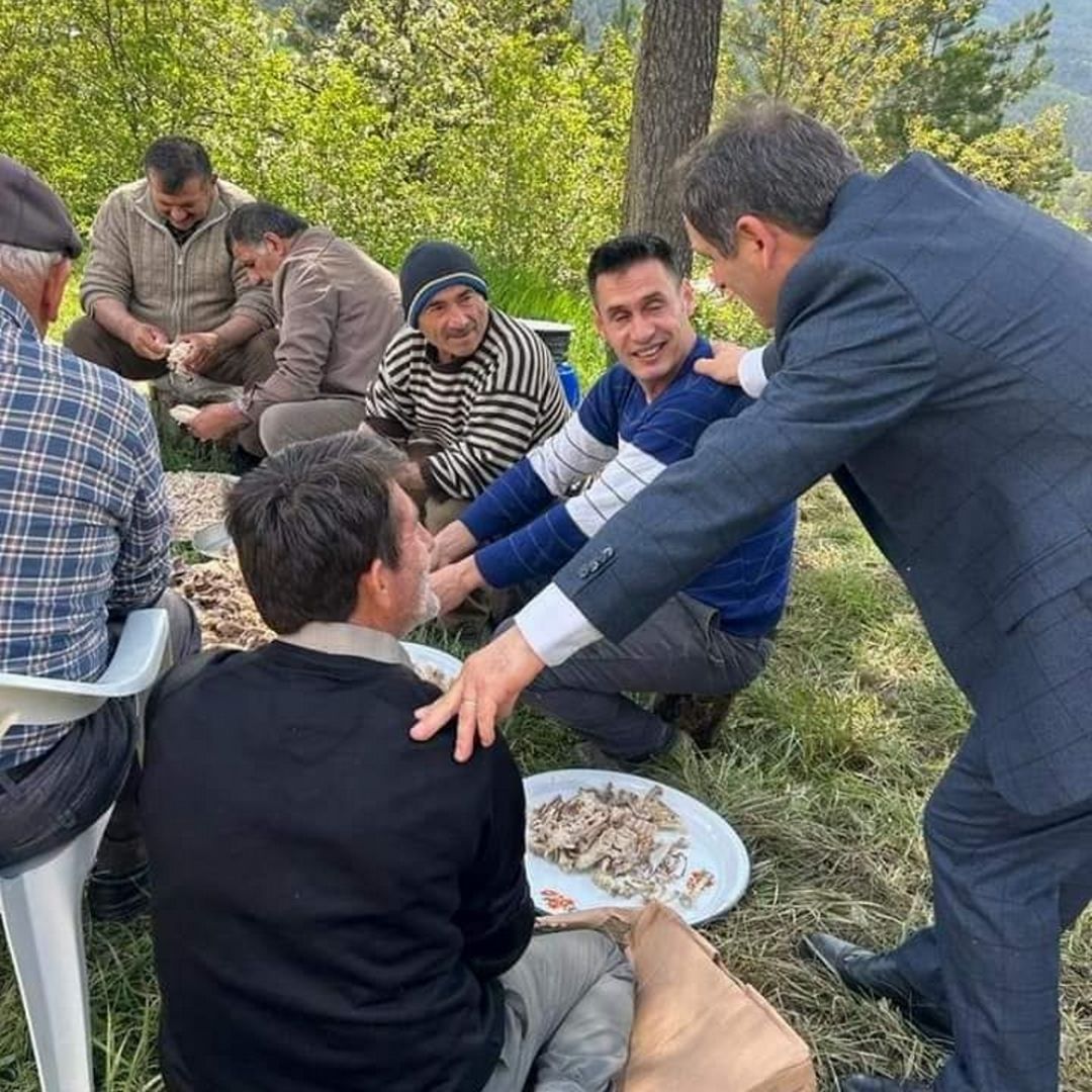 Ecevit Keleş Aksu Mahallesi Hayır pilavına katıldı