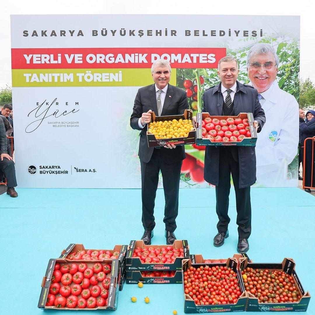 Büyükşehir’in yerli ve organik domatesleri vatandaşla buluştu