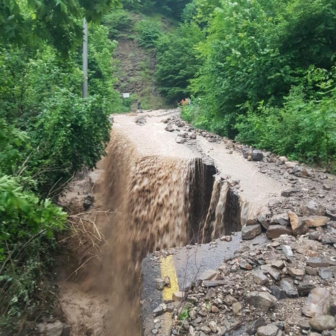 Şiddetli yağmur yolu çökertti, sular adeta şelale gibi aktı