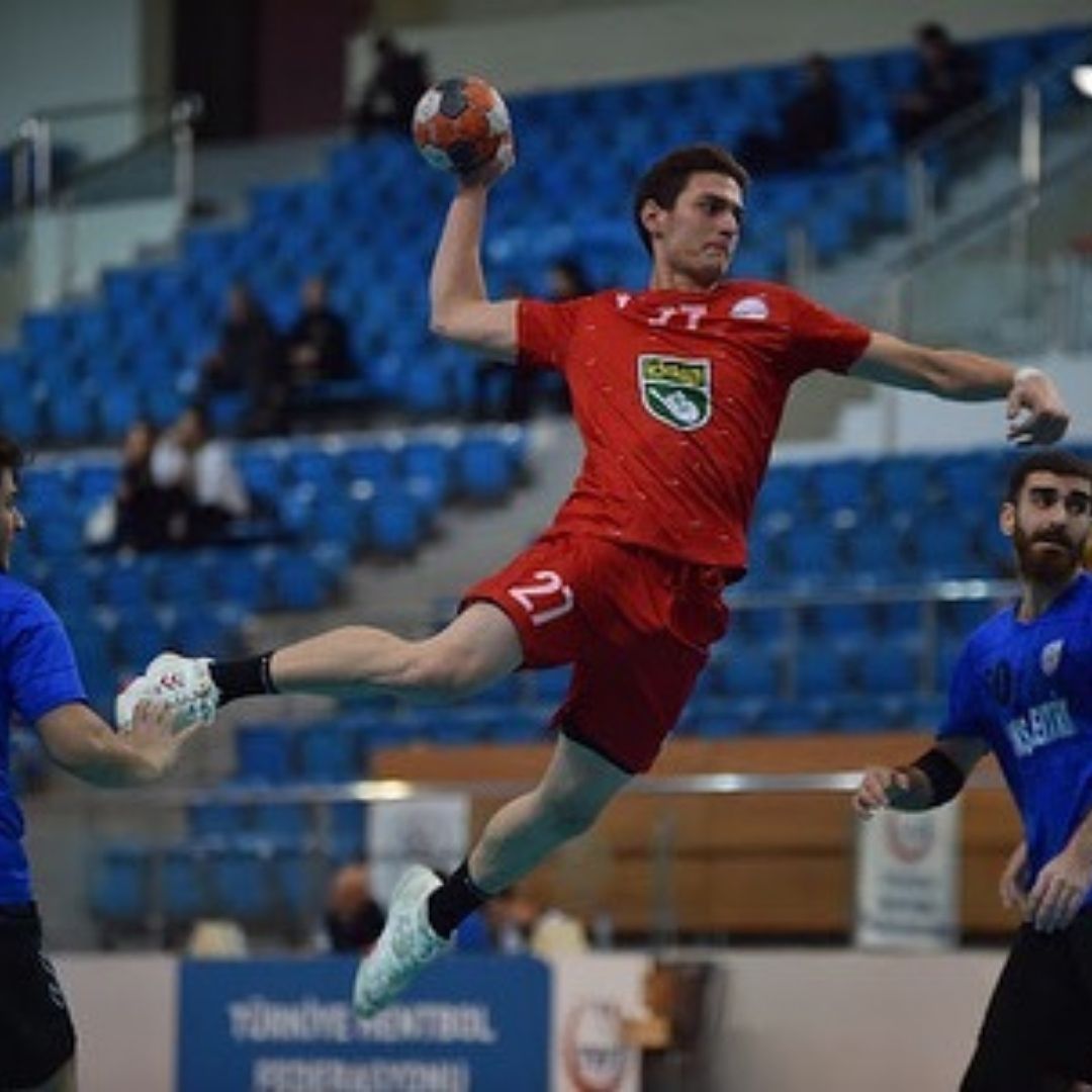 Başarılı oyun kurucu Atakan Şirin Büyükşehir Hentbol’da