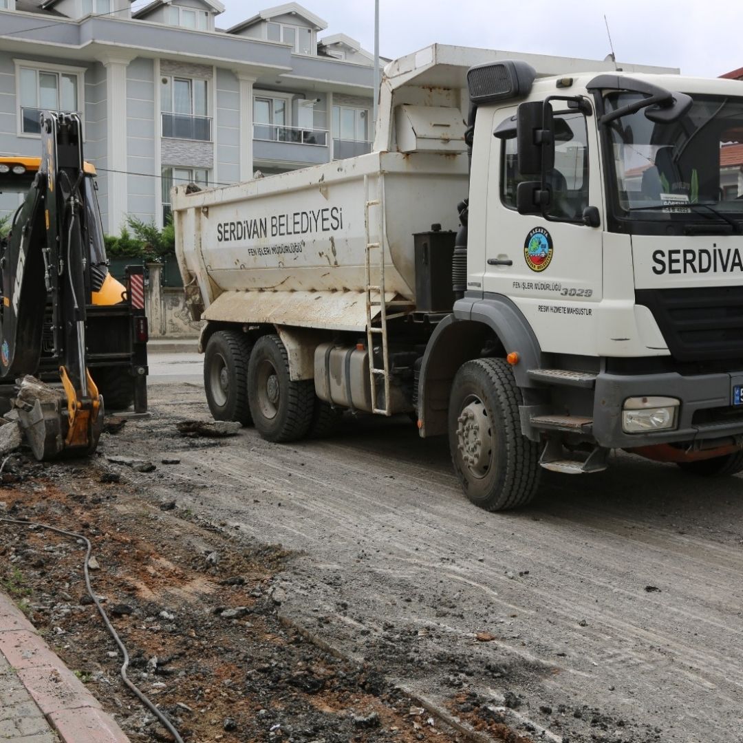 Serdivan’da Cadde ve Sokaklar Yenileniyor