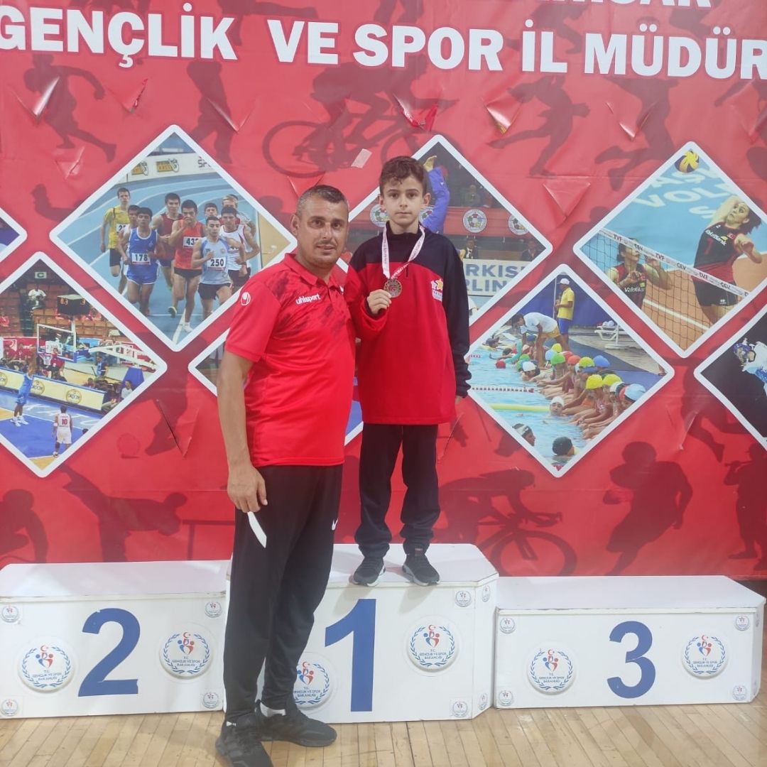 Afyon da düzenlenen Anadolu yıldızları Karate müsabakalarında Hendek ten 5 madalya