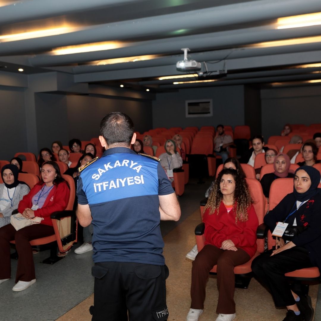 Büyükşehir gençlere ‘ateşe müdahaleyi’ öğretti