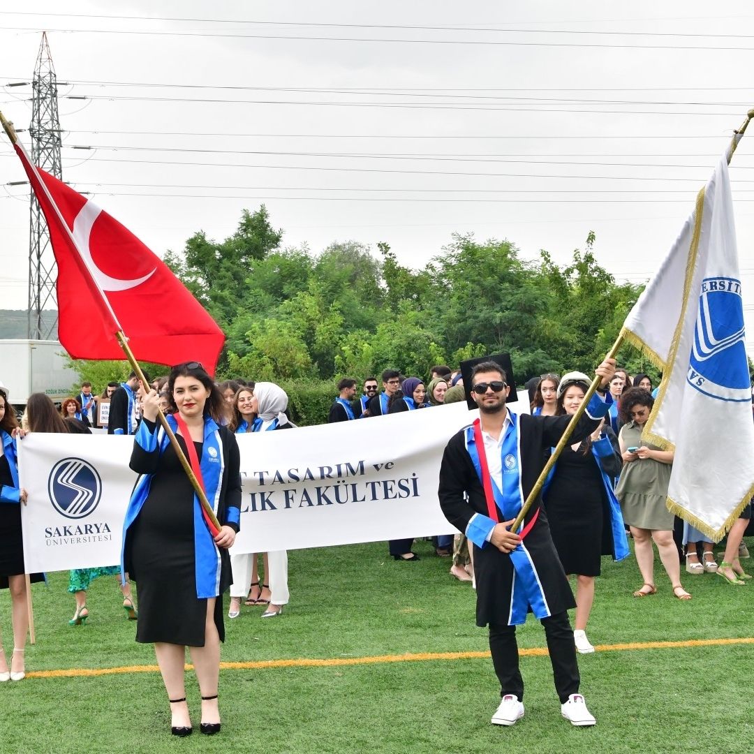 Sanat Tasarım ve Mimarlık Fakültesinde Mezuniyet Sevinci