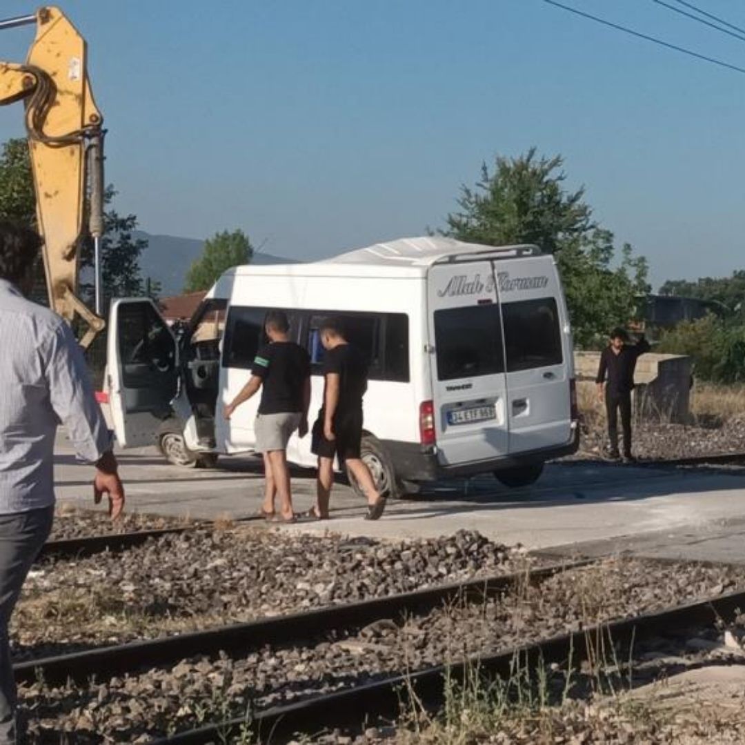 Yük treni ile minibüs hem zemin geçitte çarpıştı