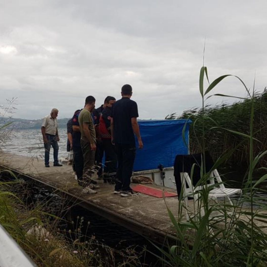 Sapanca Gölü’nde teknede mahsur kalan 3 kişi kurtarıldı
