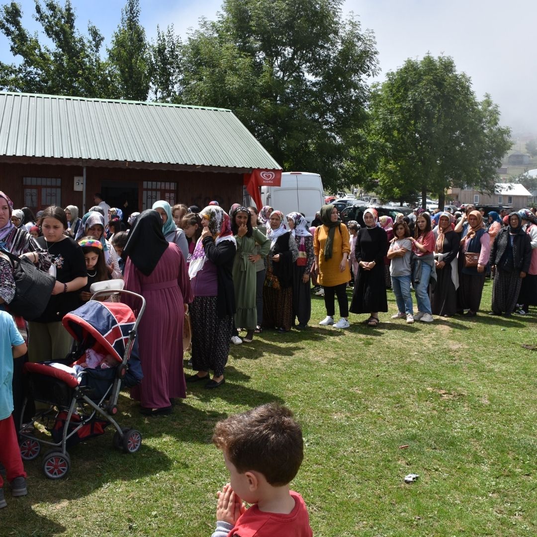 Gelenek bozulmadı, şehitler zirvede dualarla anıldı