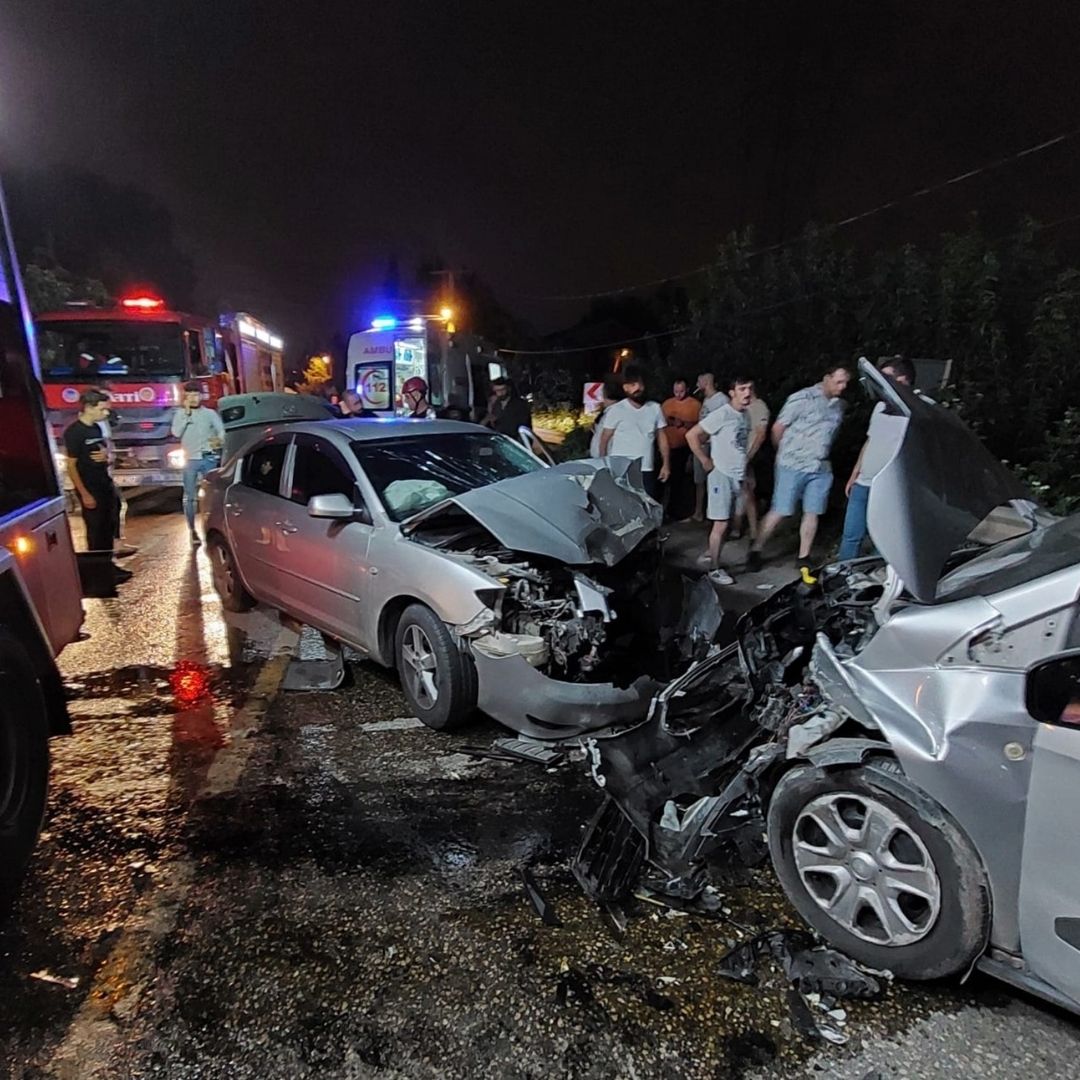 Sakarya’da otomobil ile hafif ticari araç kafa kafaya çarpıştı: 5 yaralı