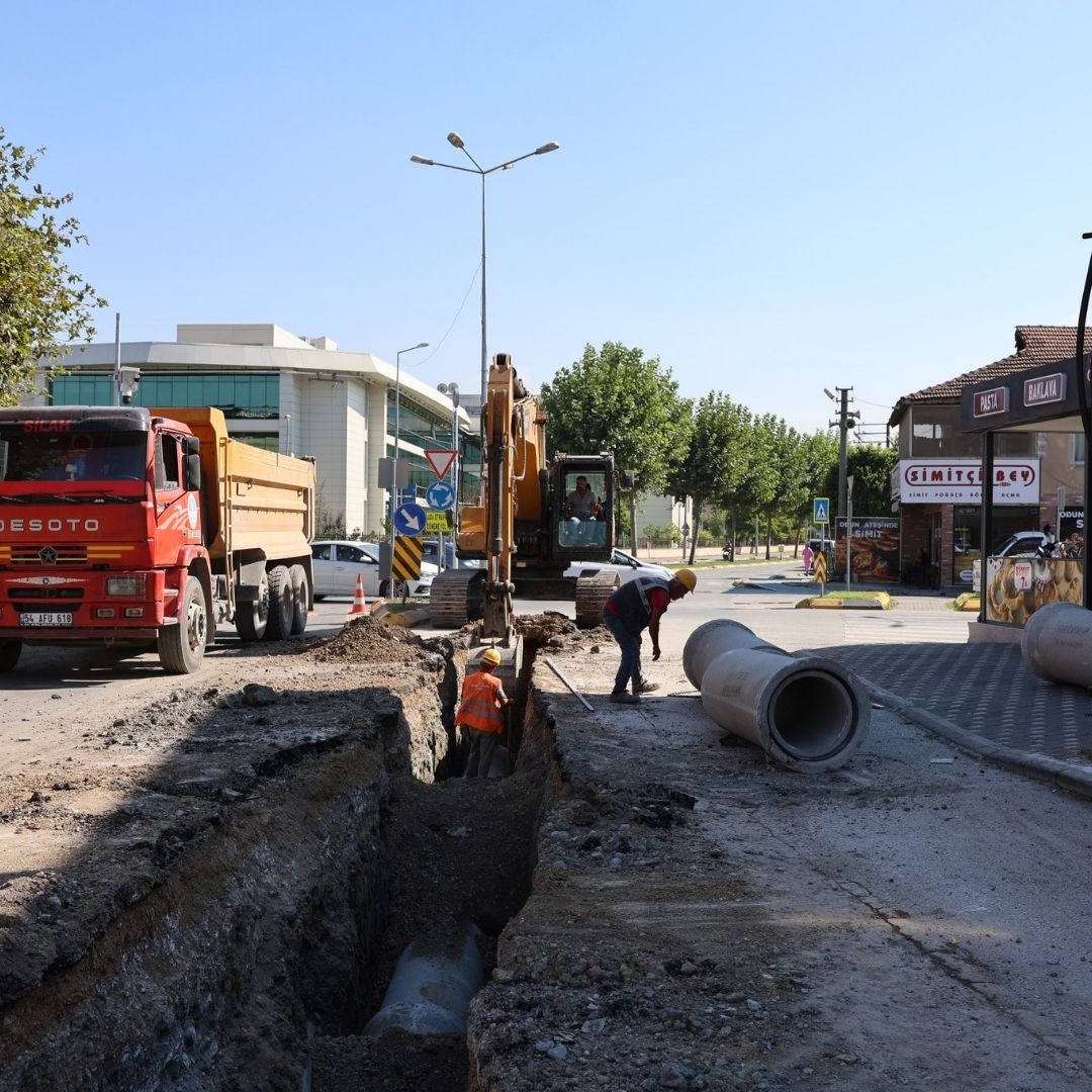Kirişhane ve Cumhuriyet caddelerinin yağmur suyu hattı Büyükşehir ile yenileniyor