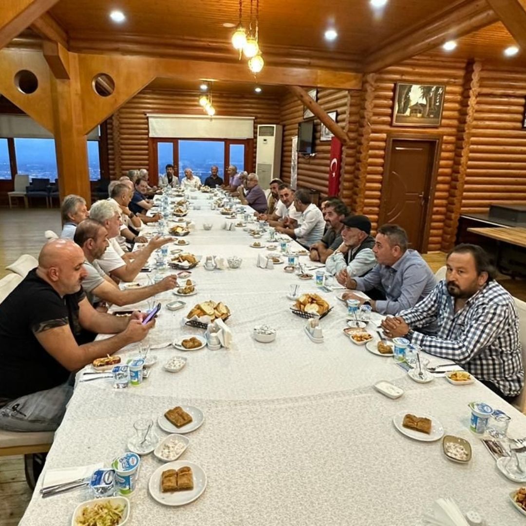Hendekspor'un geçmiş yöneticileri ve futbolcuları özel bir yemek etkinliğinde buluştu