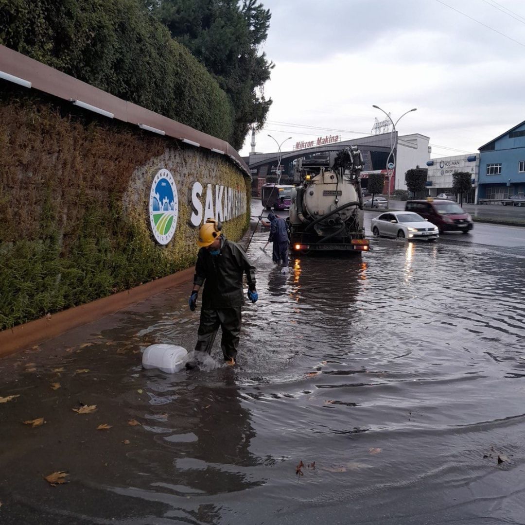 Büyükşehir Belediyesi yağış mesaisini aralıksız sürdürüyor