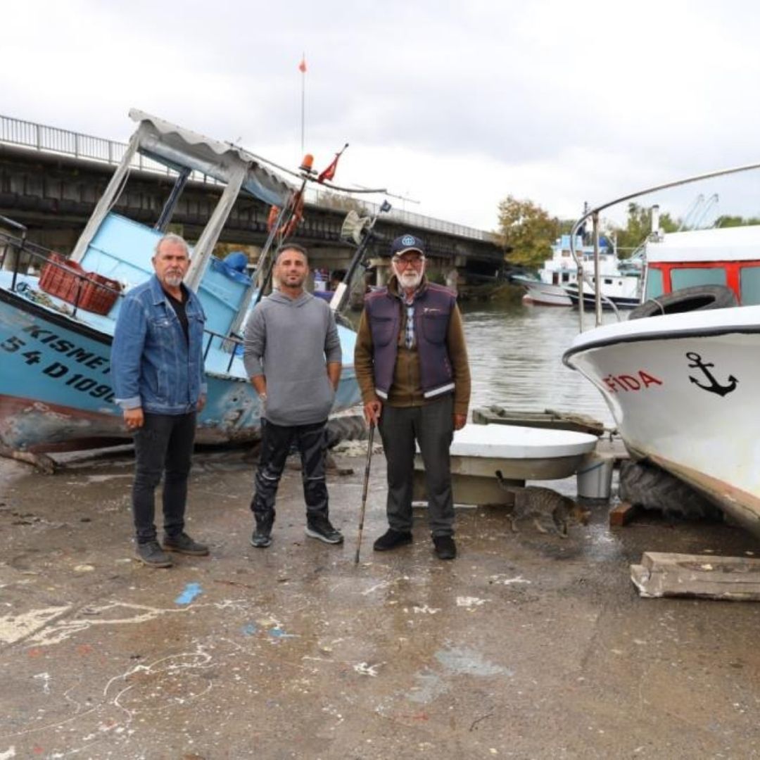 Sakarya'da iki balıkçı teknesi battı