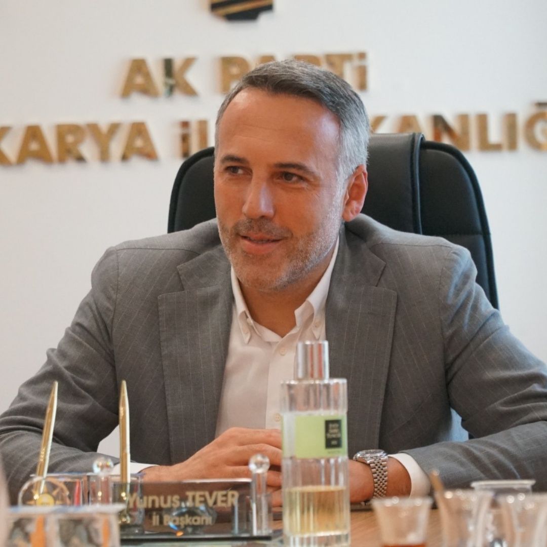 AK Parti Sakarya İl Başkanı Yunus Tever, ilçe yönetimlerini İl Başkanlığında ağırlamaya devam ediyor