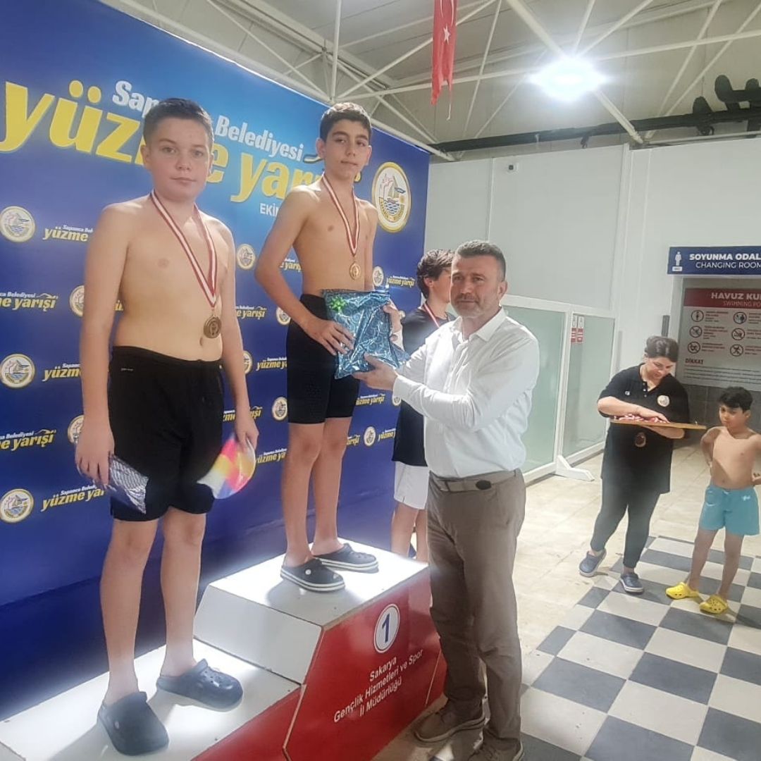 Sapanca Yüzme Yarışında Ödüller Verildi